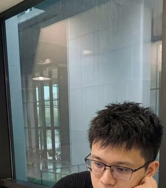 档案 A 眼镜肖像示例
